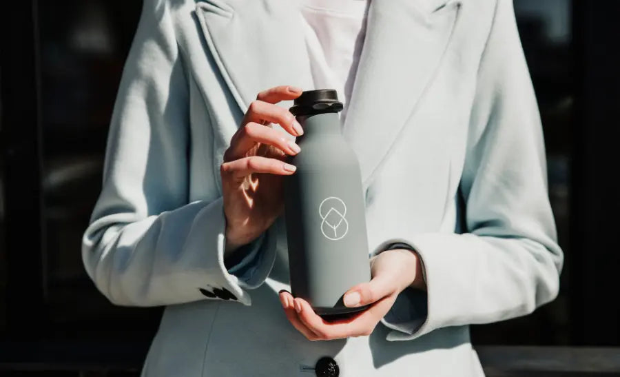 Une gourde isotherme personnalisable avec un design élégant et gravure personnalisée, parfaite pour offrir en cadeau.