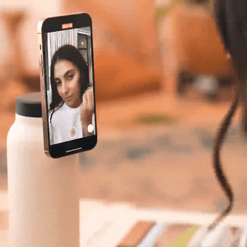 Gourdes isothermes modernes avec support MagSafe, illustrant les innovations récentes dans les matériaux et les fonctionnalités pour une hydratation pratique et durable.